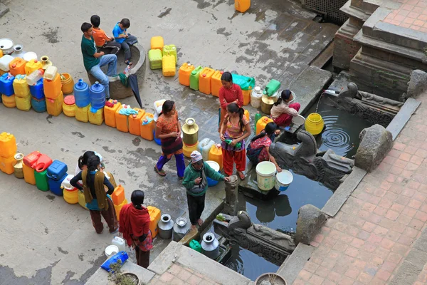 People with water containers for household use at Sunken Manga Hiti, Nepal — Stock Photo, Image