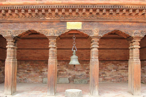 En forntida bell hängande på Patan Museum i Patan, Nepal — Stockfoto