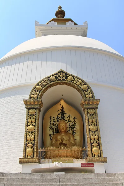 Socha Buddhy na světě mír Pagoda v Pokhara, Nepál. — Stock fotografie