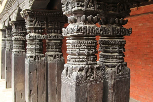 雕刻精美的木制支柱在帕坦，尼泊尔帕坦博物馆 — 图库照片