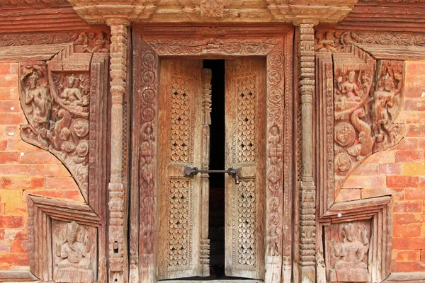 Spreparowany drewnianej framudze drzwi i ściany ozdoba w Kathmandu Durbar Square, Nepal — Zdjęcie stockowe