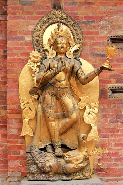 Socha řeka bohyně Ganga stojícího na Makara u královského paláce v Pátan, Nepál — Stock fotografie