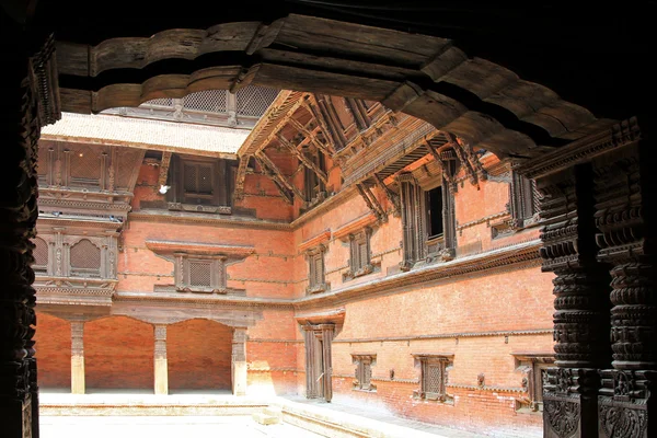 Columnas, puertas y ventanas de madera hechas a mano en el Antiguo Palacio Real de Katmandú, Nepal — Foto de Stock
