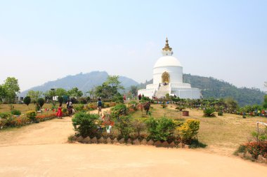 İnsanlar dünya barış Pagoda Pokhara, Nepal ziyaret