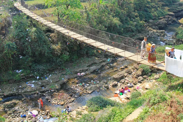 Yerel halkın Nepal Pokhara şehirde bir asma köprü geçiş. — Stok fotoğraf