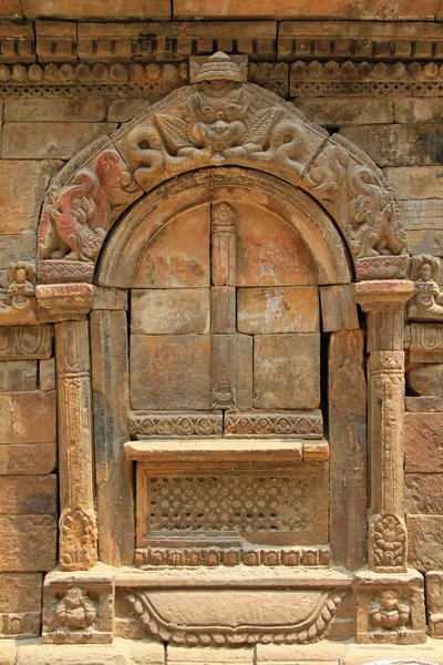 Marco de puerta de piedra que muestra criaturas míticas en Patan, Nepal —  Fotos de Stock