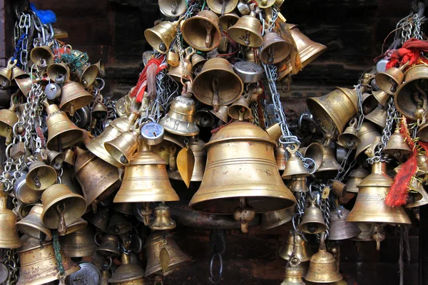 Campane sacrificali in metallo appese alla catena al tempio Kumbeshwar in Nepal — Foto Stock
