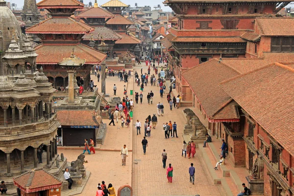 Turystów i mieszkańców, zwiedzanie Patan Durbar Square w Patan, Nepal — Zdjęcie stockowe