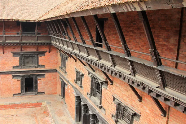 在帕坦，尼泊尔帕坦博物馆阳台上的外部走廊的视图 — 图库照片