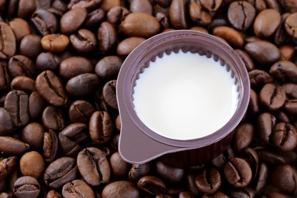 Creamer de café em grãos de café — Fotografia de Stock