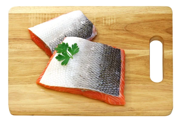 Syrového lososa s kůží na dřevěné prkénko — Stock fotografie