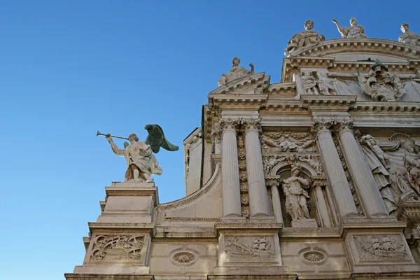 Angel with a trumpet at the facade of Santa Maria del Giglio church — Stock Photo, Image