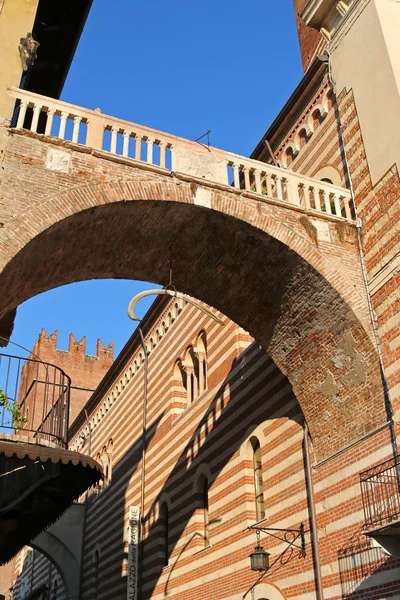 Arco della Costa com costela de baleia pendurada em Verona — Fotografia de Stock