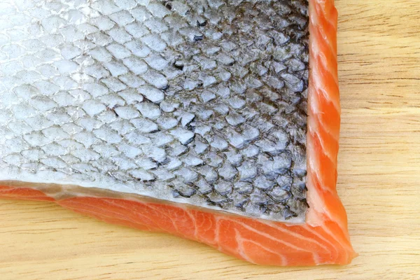 Salmon mentah dengan kulit di papan potong kayu — Stok Foto