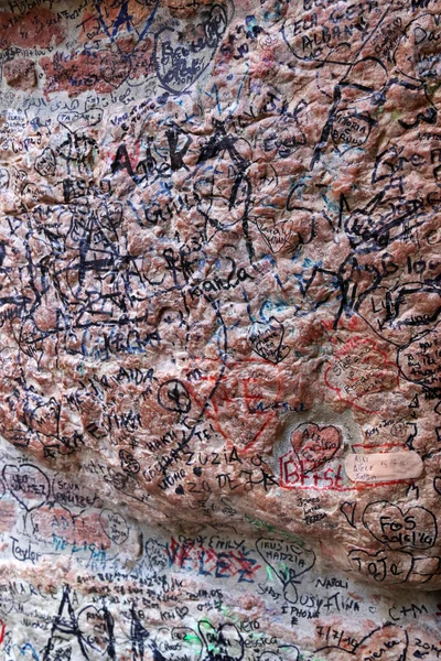Names and love declaration near Juliet's house in Verona, Italy — Stockfoto