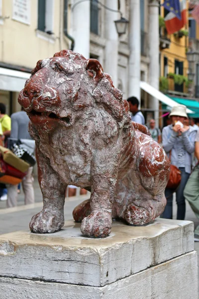 Estatua de león de mármol rojo en la Plaza de San Marcos de Venecia, Italia —  Fotos de Stock