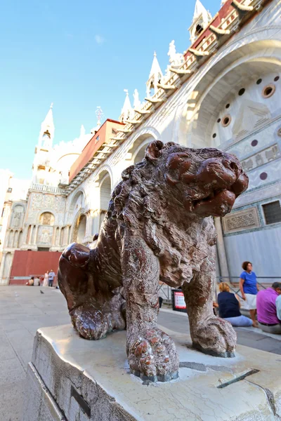 Red marble statue of lion at St Mark's Square in Venice, Italy — ストック写真