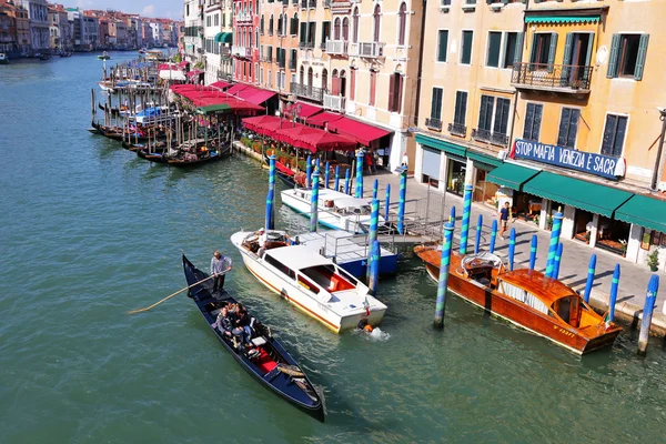 A Gondolier with his Gondola on the Grand Canal in Venice, Italy — Stock Photo, Image