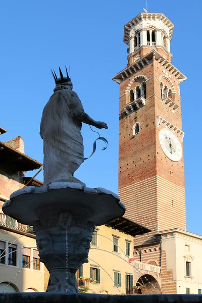 Standbeeld van Madonna en de Lamberti toren in Verona, Italië — Stockfoto