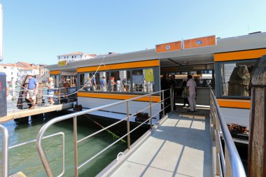 Su taksi veya deniz otobüsü (Vaporetto) Venedik, İtalya iskelede
