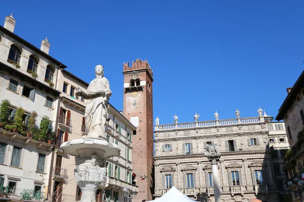 Madonna fontein, Torre del Gardello en Palazzo Maffei in verona, Italië — Stockfoto