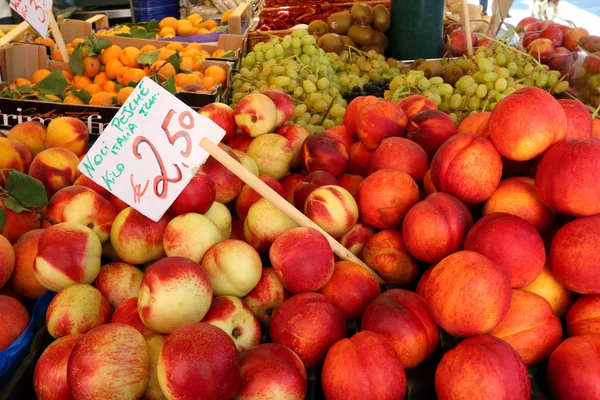 Fruta fresca en venta en el Mercado de Rialto, Venecia, Italia — Foto de Stock