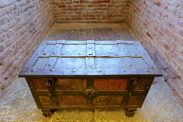 An antique chest at Castle Fortress (Castelvecchio) in Verona, Italy — Stock Photo, Image