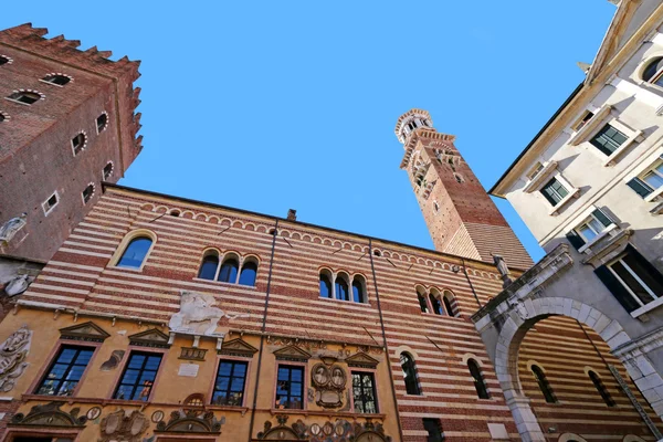 The Lamberti Tower (Torre dei Lamberti) and Palazzo della Ragione in Verona, Italy — Stockfoto