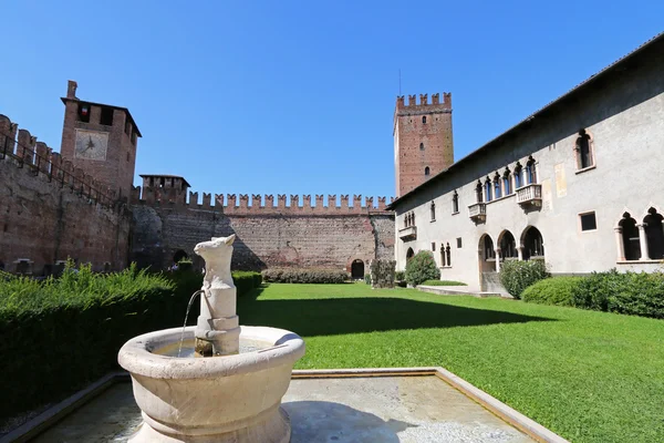 Fountain in the courtyard at Castelvecchio Museum in Verona, Italy — Stockfoto