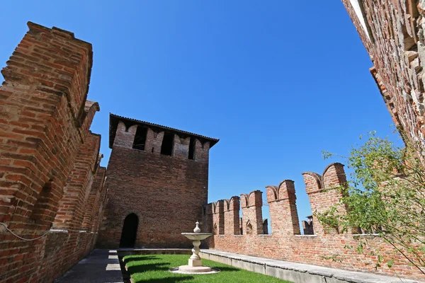 A fountain and garden between fortified walls at Castelvecchio in Verona, Italy — Stockfoto