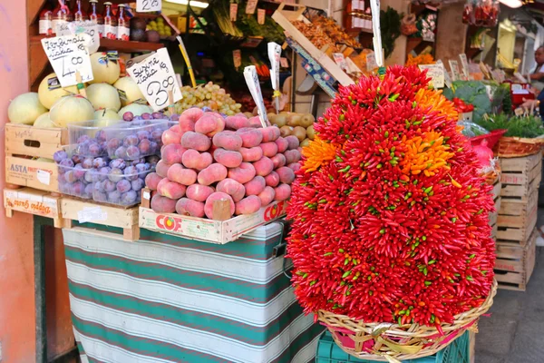 Una canasta llena de chiles de colores y otras frutas en el Mercado de Rialto, Venecia, Italia — Foto de Stock