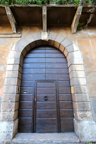 Old entrance door in Verona, Italy — Zdjęcie stockowe