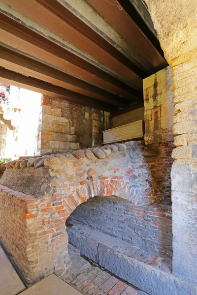 Середньовічні ворота називається Porta del Morbio в замку-фортеці (Кастельвеккьо) у Вероні — стокове фото