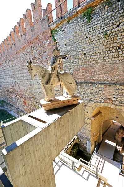 Estátua de Cangrande I della Scala no Castelo Fortaleza (Castelvecchio) em Verona, Itália — Fotografia de Stock