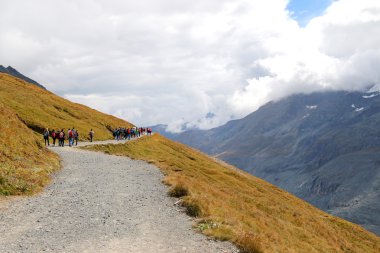 Grossglockner, Avusturya, Gamsgrube doğa yürüyüş izinde yürüyen yürüyüşçü
