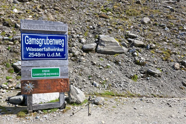 Bastoncini da trekking accanto a un cartello a Gamsgrube Sentiero escursionistico naturalistico in Austria — Foto Stock