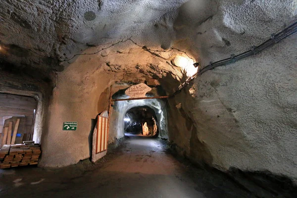 The path through tunnels at Gamsgrube Nature hiking trail, Grossglockner, Austria — Stock Photo, Image