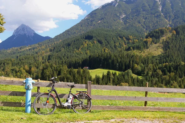 Een elektrische berg fietsparking buiten met berg achtergrond, Oostenrijk — Stockfoto