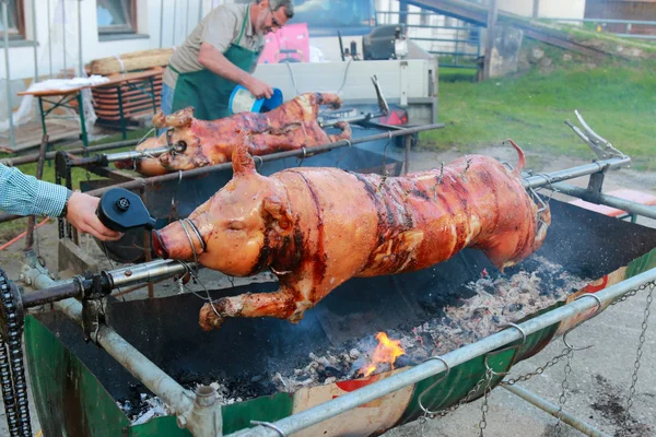 A man using air blower for spit roasting in Tyrol, Austria — Stock Photo, Image