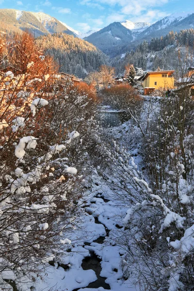 Večerní pohled z proudu mění v LED Schwaz, Rakousko — Stock fotografie