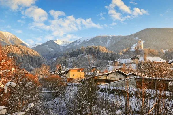 'S avonds weergave van de stream draaien in ijs in Schwaz, Oostenrijk — Stockfoto