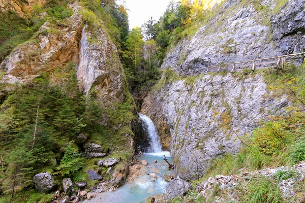 Wodospad w wąwozie Wolfsklamm jesienią w Stans, Austria — Zdjęcie stockowe