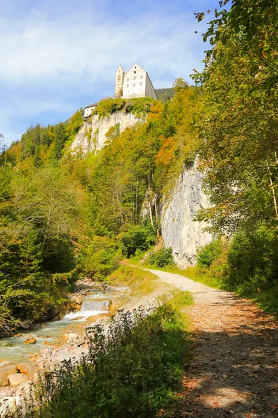 St. Georgenberg klooster, het oudste bedevaartsoord in Tirol, Oostenrijk — Stockfoto