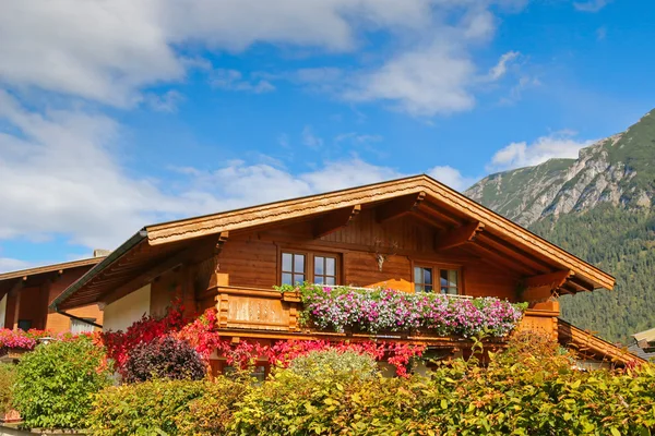 Casa de madeira tradicional em Tirol, Áustria — Fotografia de Stock