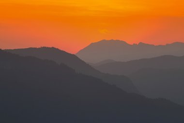Günbatımı Sıradağlar Avrupa'nın arkasında