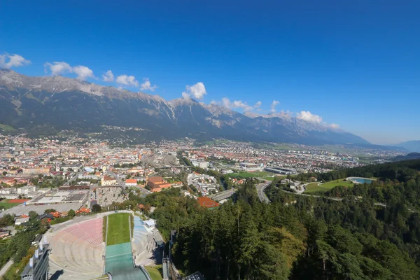 De Bergisel Skischans toren (Bergisel Schanze) in Innsbruck, Oostenrijk — Stockfoto