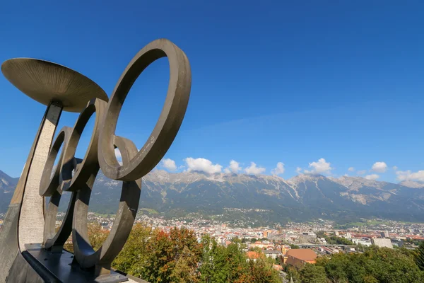 A téli olimpiai játékok gyűrűk és a fáklyák, Innsbruck, Ausztria — Stock Fotó