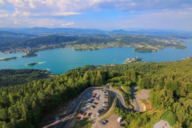 Alp görünümünü lake Woerthersee, Carinthia manzara