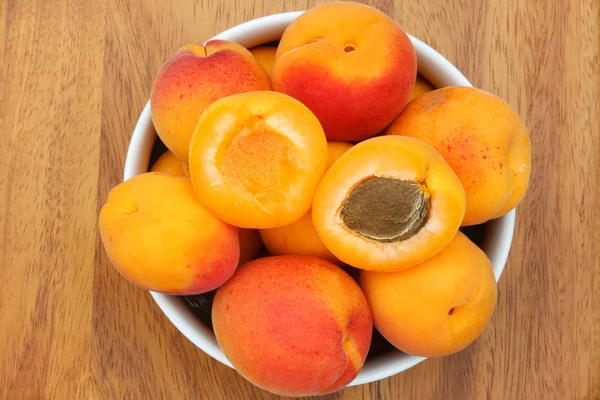 一碗新鲜杏的木制的背景 — 图库照片