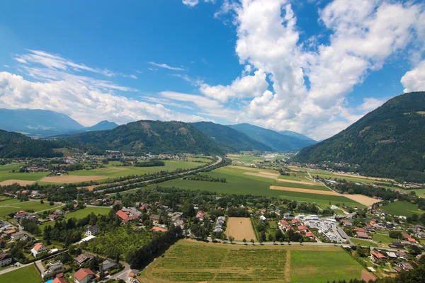 Vista da paisagem de Caríntia durante a temporada de verão na Áustria — Fotografia de Stock